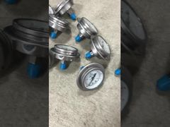 Manometr 63 mm 2,5" z kołnierzem tylnym, wypełniony cieczą i odporny na wstrząsy