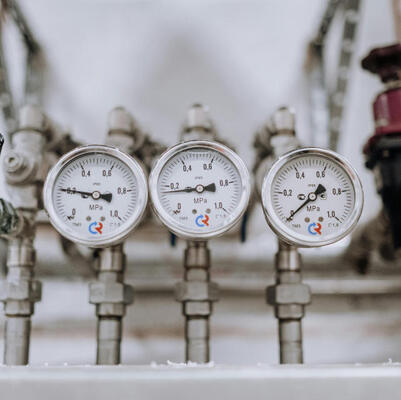 Miernik ciśnienia przegubowego o rozmiarze płaszczyzny DN25 z podłożem i konfiguracją rurki Bourdon do zastosowań przemysłowych