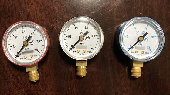 2-calowy (50 mm) miernik ciśnienia gazowego z zakresem 0-25 MPa i certyfikatem wysokiej dokładności dla systemów gazowych