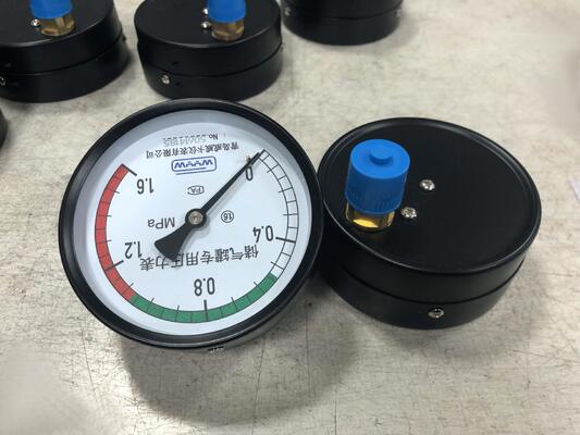 Manometr do zbiornika sprężonego powietrza 4 cale (100 mm) z zakresem 0-1,6 MPa i strefami bezpieczeństwa oznaczonymi kolorami