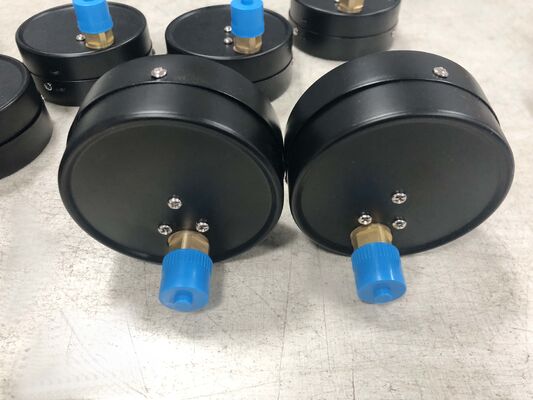 Manometr do zbiornika sprężonego powietrza 4 cale (100 mm) z zakresem 0-1,6 MPa i strefami bezpieczeństwa oznaczonymi kolorami